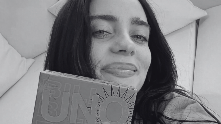 Billie Eilish se asoció con Mattel para lanzar “UNO Canvas: Billie Eilish”. Se trata de una edición limitada del clásico juego de cartas que refleja su estética artística y reglas personalizadas.​