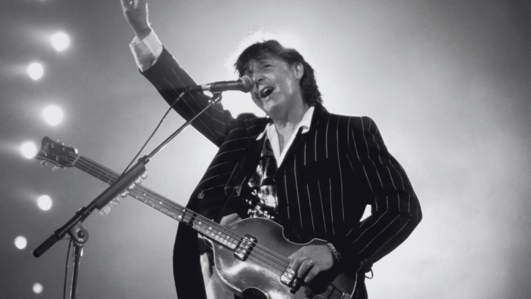 El modelo Höfner 500/1, conocido como "Violin Bass" por su silueta simétrica inspirada en contrabajos clásicos, fue adquirido por Paul McCartney en 1961.