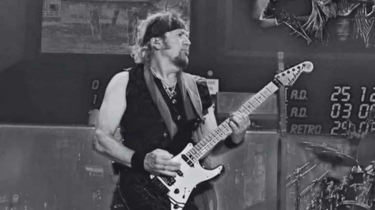 Adrian Smith destacó que para vocalistas, el retiro es inevitable cuando la voz ya no responde como pasó con David Coverdale, a diferencia de instrumentistas.