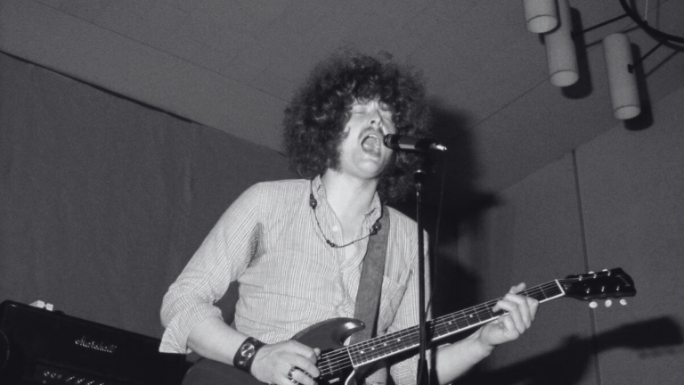 Nacido el 7 de abril de 1943 en Luton, Bedfordshire, Mick Abrahams cofundó Jethro Tull en 1967 junto a Ian Anderson, Glenn Cornick y Clive Bunker.