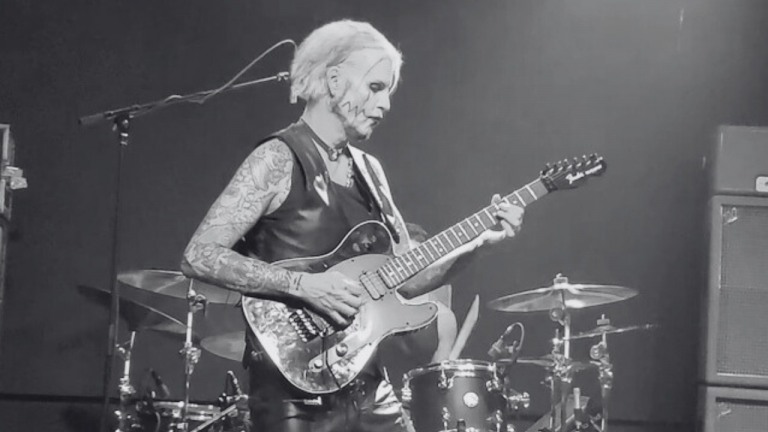 John 5, con trayectoria en Marilyn Manson, Rob Zombie y hasta solos de Van Halen con David Lee Roth, reconoce el escepticismo inicial.
