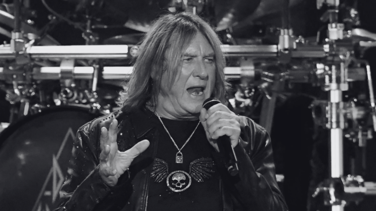 El comentario de Joe Elliott, líder de Def Leppard, sobre el retiro de David Coverdale, cantante de Whitesnake, refleja la relación cercana y la trayectoria compartida entre ambos músicos.