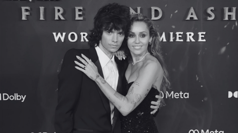 Miley Cyrus, quien tuvo un matrimonio previo con Liam Hemsworth, parece lista para una nueva etapa con Maxx Morando, según se ve en el anillo que ella vestía.